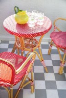 Table et chaises bistro parisien