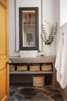 Salle de bain avec vanité intégrée en béton