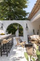 Espace de vie extérieur aménagé dans un jardin de style méditerranéen