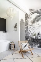 Salle de bains moderne avec chaise et mur d'accent gris et blanc