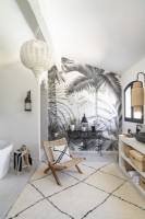 Salle de bain moderne avec mur d'accent gris et blanc