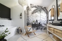 Salle de bains moderne avec mur d'accent tapissé