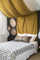 Chambre moderne avec tissu drapé sur le lit