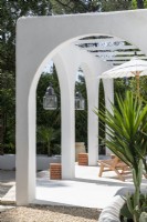 Terrasse blanche avec pergola intégrée – détail architectural