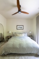 Chambre vintage avec ventilateur de plafond