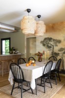 Salle à manger de style vintage avec mur décoratif