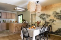 Mobilier de style vintage dans une cuisine-salle à manger moderne