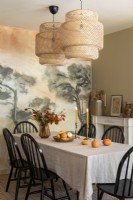 Mur peint avec fresque murale dans une salle à manger de style vintage