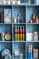 Étagères peintes en bleu avec jouets et ornements vintage