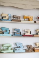 Affichage de modèles de machines à coudre miniatures sur des étagères