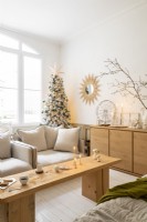Salon moderne décoré pour Noël