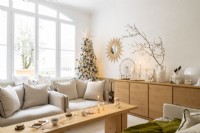 Salon à la décoration neutre avec sapin de Noël