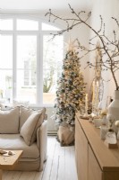 Arbre de Noël dans un salon à la décoration neutre