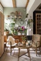 Fleurs et meubles vintage dans un salon champêtre