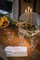 Détail de table à manger décorée pour Noël