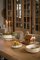 Maison de biscuits en pain d'épice sur la table à manger à Noël