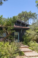 Extérieur d'une maison en bois peinte en gris en été