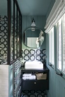 Salle de bain moderne gris noir et blanc