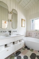 Salle de bain champêtre blanche avec sol tacheté moderne