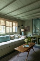 Canapé avec tiroirs de rangement sous fenêtre dans un espace de vie confortable