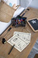 Détail des accessoires d'écriture sur le bureau d'école en bois pour enfants