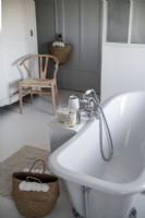 Baignoire sur roulettes dans une salle de bains blanche et grise