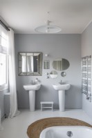 Deux lavabos dans une salle de bains moderne gris et blanc