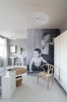 Photographie d'un mur décoratif dans une salle de bains moderne blanche et grise