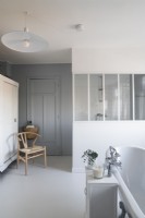 Salle de bain moderne peinte en gris et blanc