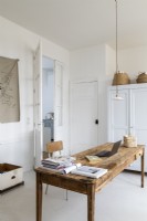 Bureau peint en blanc avec bureau en bois rustique