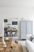 Espace de vie blanc et gris avec vue sur cuisine-salle à manger