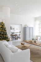 Salon de campagne moderne blanc et gris décoré pour Noël
