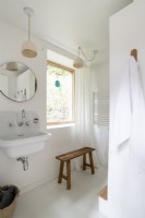 Salle de bain blanche simple avec accessoires en bois