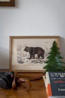 Peinture d'un ours à côté d'un arbre en céramique sur un buffet - détail