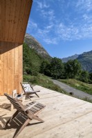 Chaises en bois sur la terrasse avec vue imprenable sur les montagnes