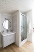 Petite salle de bain moderne - lavabo et cabine de douche