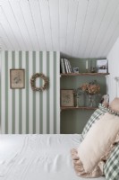 Chambre champêtre avec papier peint à rayures et mobilier vintage