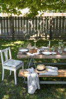 Table à manger extérieure rustique posée pour le déjeuner