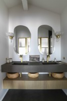 Lavabos contemporains élégants dans une salle de bains moderne