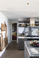 Plans de travail et crédences en marbre dans une cuisine contemporaine