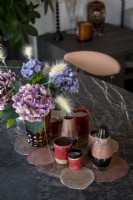 Fleurs dans un vase sur une table à manger en marbre - détail