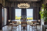 Salle à manger élégante avec vue sur la côte à travers de grandes fenêtres