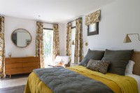 Chambre moderne avec rideaux en tissu de style vintage