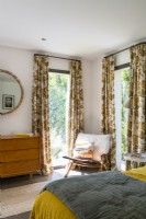 Rideaux et meubles en tissu de style vintage dans une chambre moderne