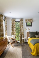 Rideaux en tissu vintage à motifs dans une chambre moderne