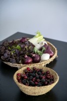 Paniers de fruits et légumes sur plan de travail de cuisine noir