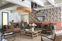 Salon moderne avec mur décoratif tapissé de couleurs vives