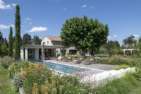 Extérieur de maison de campagne et jardin avec piscine