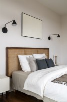 Tête de lit en osier dans une chambre moderne