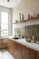 Crédences carrelées en pierre dans une cuisine moderne en bois